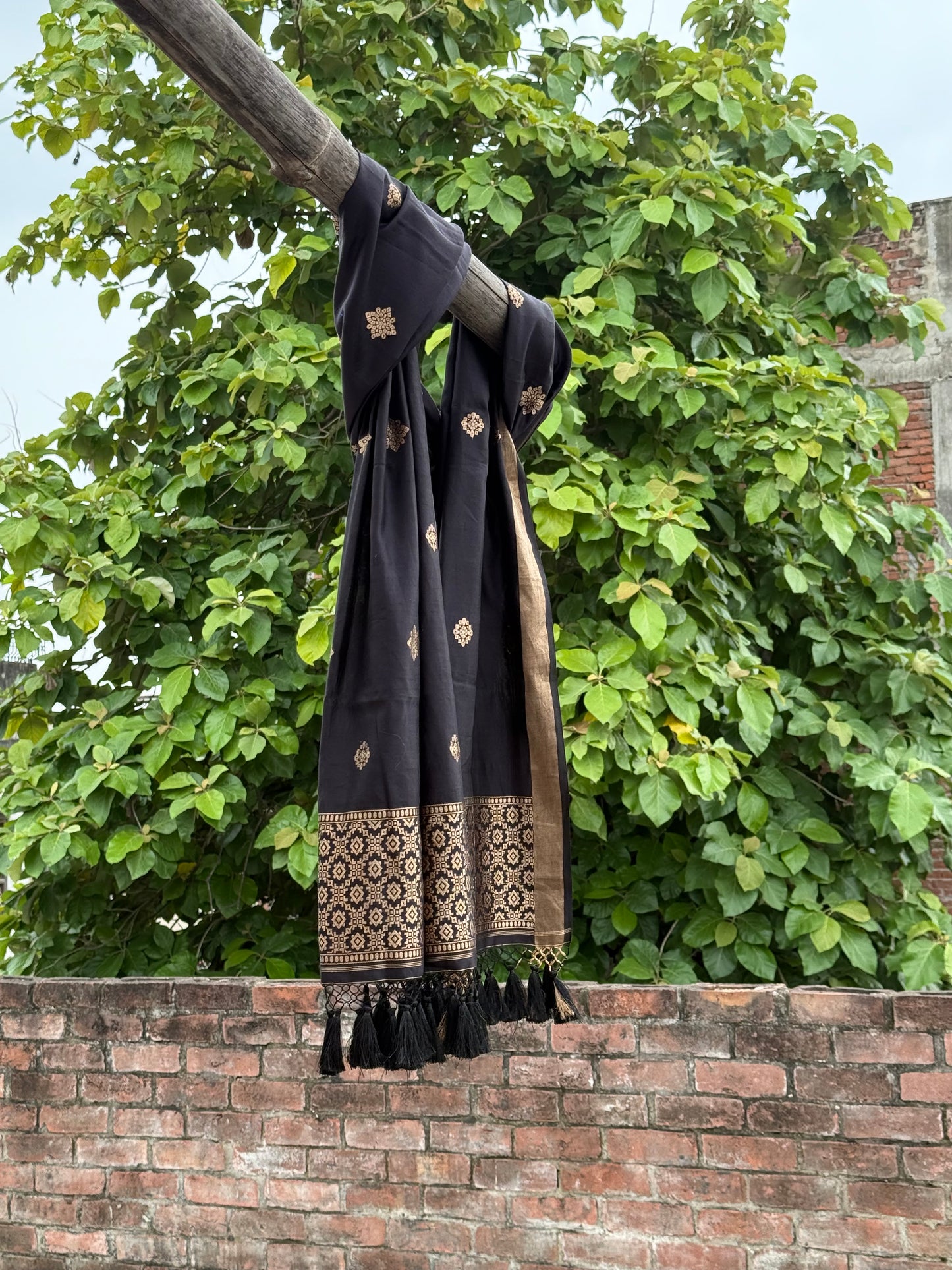 HANDWOVEN BLACK SPUN SILK DUPATTA